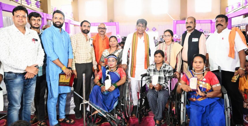 दिव्यांगजनों ने अपने हुनर से लोगों का जीता दिल, गायन, फैशन शो, नृत्य कला से दिव्यांगों के हौसले हुए बुलंद