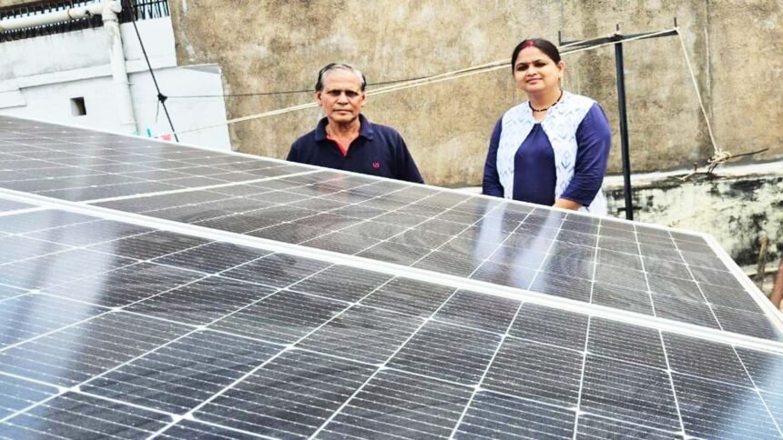 भिलाई निवासी शकुन्तला ने सोलर ऊर्जा से घटाया बिजली बिल, अतिरिक्त उत्पादन से आमदनी भी