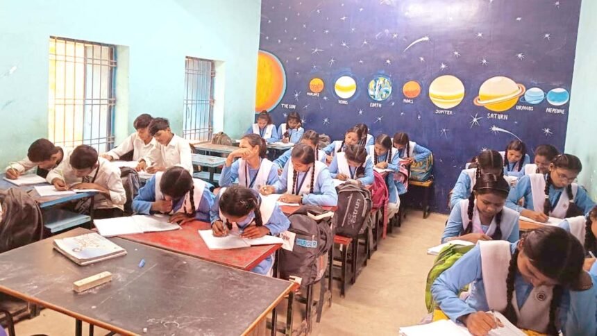 स्कूल में लौटी शिक्षा की रौनक, बढी शिक्षा की गुणवत्ता, मोहगांव हाई स्कूल में अंग्रेजी, गणित व कला विषय के शिक्षकों की हुई पदस्थापना
