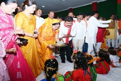 उपमुख्यमंत्री शर्मा माँ दुर्गा की महाआरती में शामिल होकर सेवा भजन की, नवरात्र पर्व पर किया मंदिरों और पंडालों का दर्शन