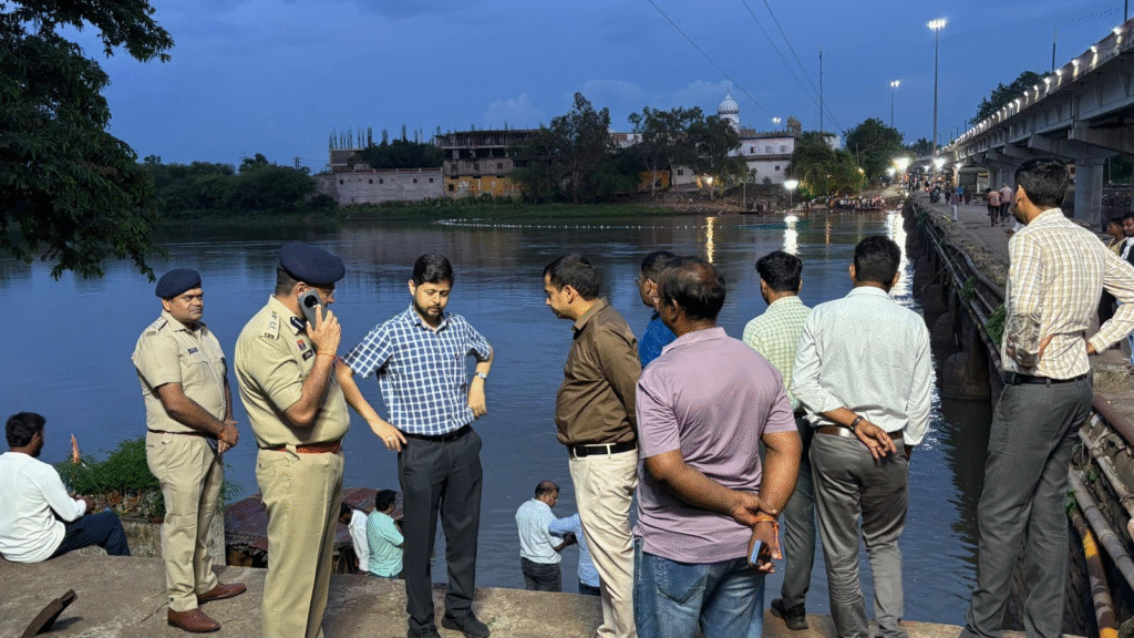 कलेक्टर एवं एसपी ने किया विसर्जन स्थल का निरीक्षण कर सुरक्षा व व्यवस्थाओं का लिया जायजा 6 image 24