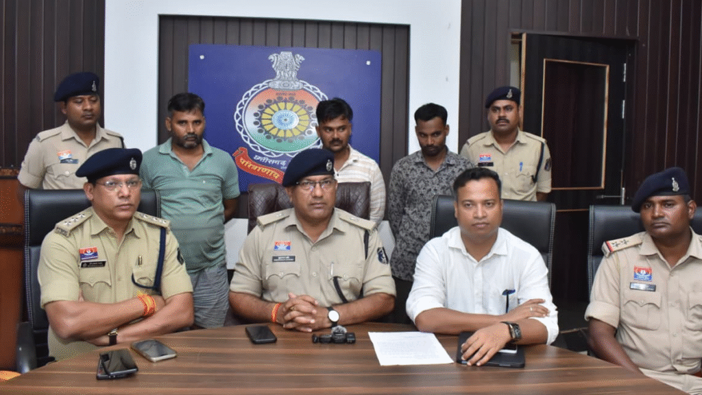 Breaking News : कंटेनर में भर कर ले जा रहे थे 3 क्विंटल गांजा, दुर्ग पुलिस ने नाकेबंदी कर पकड़ा, तीन तस्कर गिरफ्तार 2 image 27