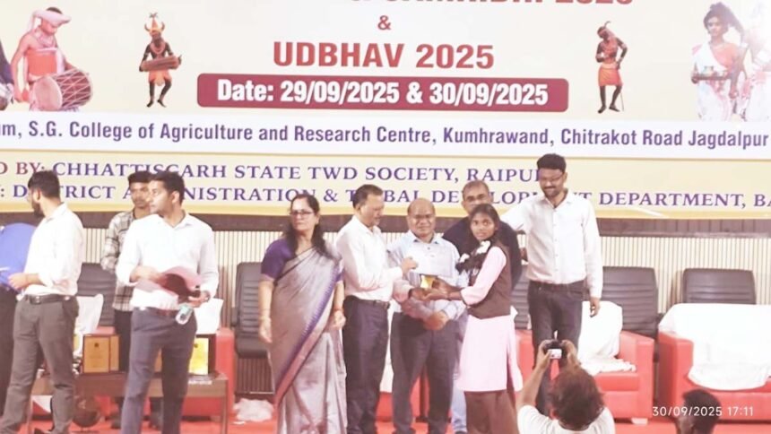 राज्य स्तरीय प्रतियोगिता में दिखा बलरामपुर की बच्चियों का हुनर, निहारिका ने मूर्तिकला में बाजी मारी, प्रतिभा ने लोकल क्राफ्ट में हासिल किया द्वितीय स्थान