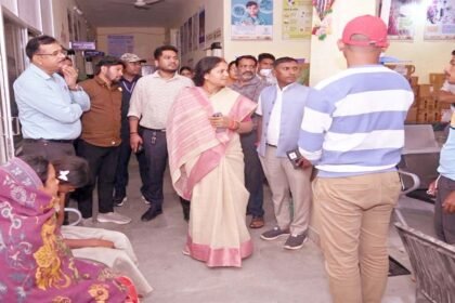 मंत्री लक्ष्मी राजवाड़े ने सूरजपुर जिले के ग्राम भांड़ी में उल्टी-दस्त से पीड़ित ग्रामीणों से की मुलाकात