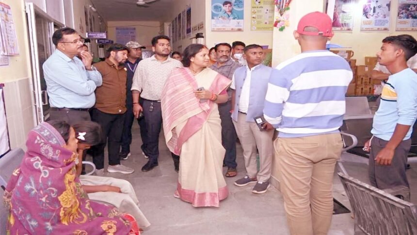 मंत्री लक्ष्मी राजवाड़े ने सूरजपुर जिले के ग्राम भांड़ी में उल्टी-दस्त से पीड़ित ग्रामीणों से की मुलाकात
