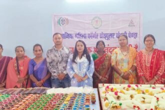 दीये और पूजा सामग्री की बिक्री से समूह की महिलाएं हो रही समृद्ध, 1.11 लाख रूपये की कर चुकी हैं बिक्री