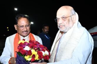 केंद्रीय गृह मंत्री अमित शाह का मुख्यमंत्री विष्णुदेव साय ने स्वामी विवेकानंद विमानतल पर किया आत्मीय स्वागत