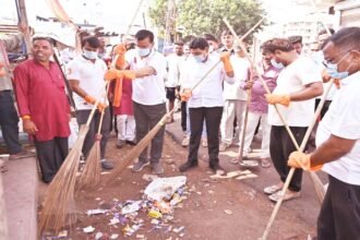 राजस्व मंत्री टंक राम वर्मा ने खेल मैदान में सफाई कर दिया स्वच्छता का संदेश