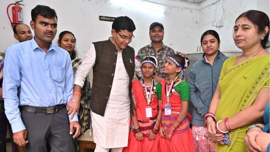 बाल दिवस पर मंत्री वर्मा बने बच्चों के प्रेरणास्रोत – दृष्टि एवं श्रवण बाधितार्थ विद्यालय में जगाई आत्मविश्वास की लौ