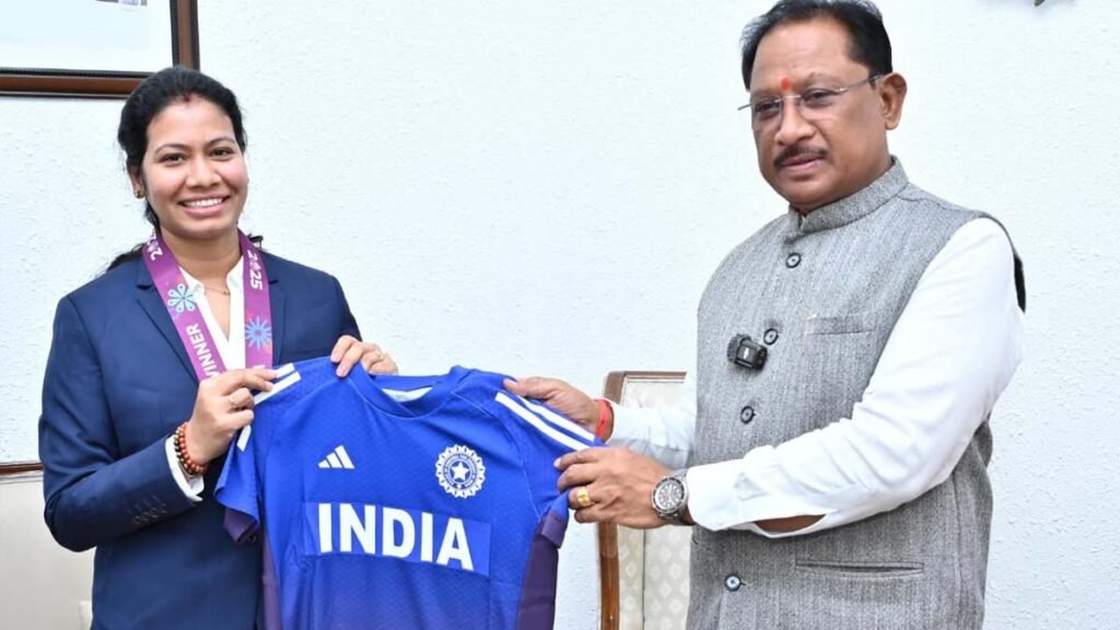 वर्ल्ड कप विजेता भारतीय महिला क्रिकेट टीम की फिजियोथेरेपिस्ट आकांक्षा सत्यवंशी ने की सीएम साय से मुलाकात 2 Novt 25 0907
