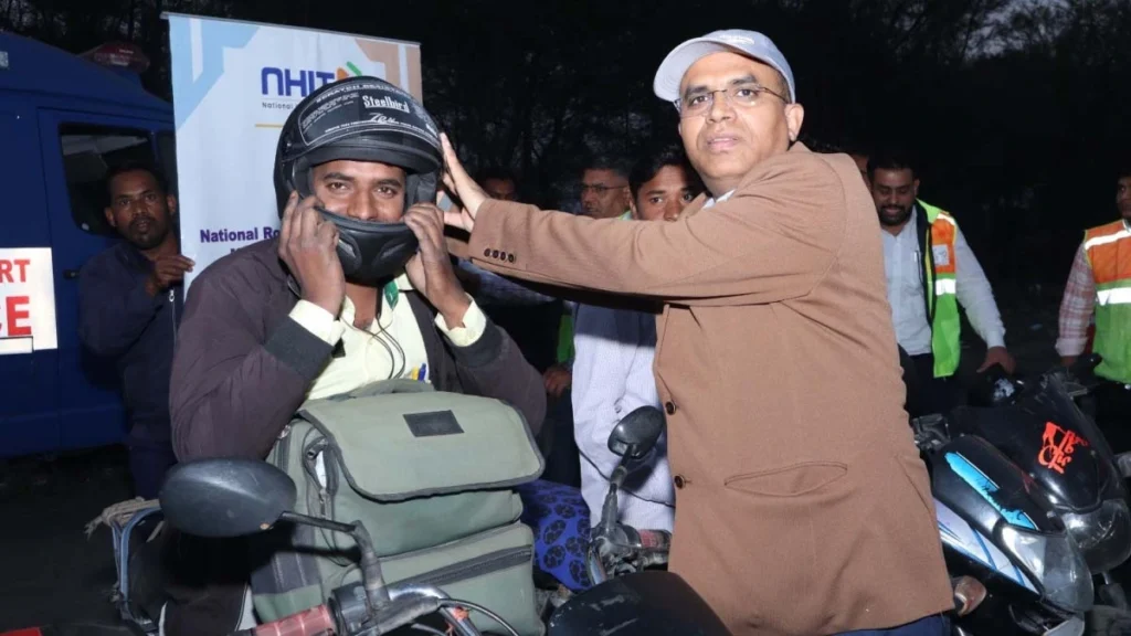 राष्ट्रीय सड़क सुरक्षा माह : रायपुर-बिलासपुर हाइवे पर चलाया गया जागरूकता अभियान 2 1705