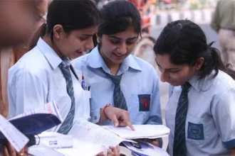 कलेक्टर लंगेह ने विद्यार्थियों की काउंसलिंग कर परीक्षा के भय को दूर करने पर दिया बल