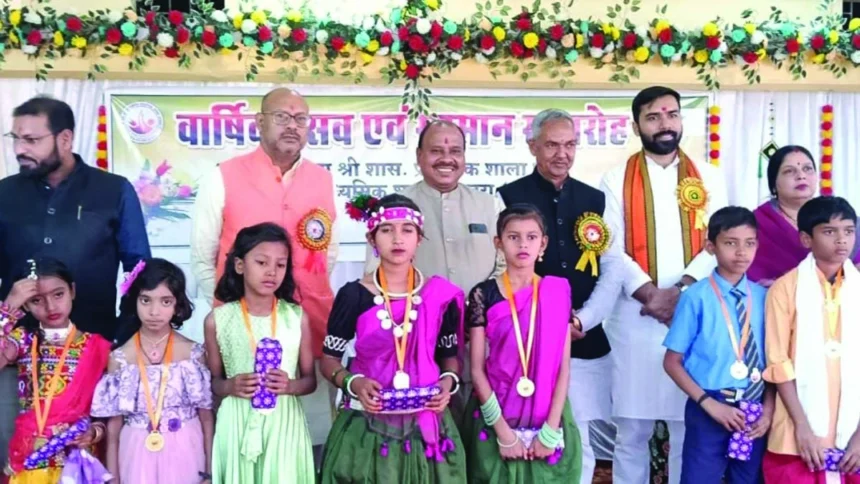 पीएम विद्यालय के वार्षिकोत्सव में प्रतिभाओं को किया गया सम्मानित