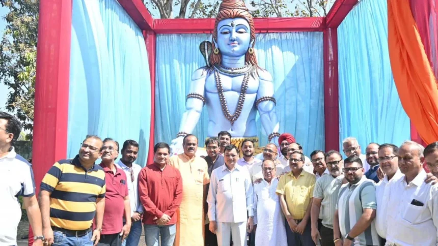 18 फीट ऊंचे शिव प्रतिमा का उद्योग मंत्री लखन लाल देवांगन ने पूजन अर्चना कर किया अनावरण, विभिन्न धार्मिक अनुष्ठानों में हुए सम्मिलित