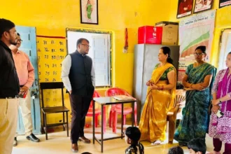 सुकमा कलेक्टर ने दोरनापाल में योजनाओं की स्थिति देखी