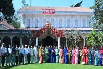 राज्यपाल के गोद ग्राम टेमरी के ग्रामीणों ने किया लोकभवन का भ्रमण