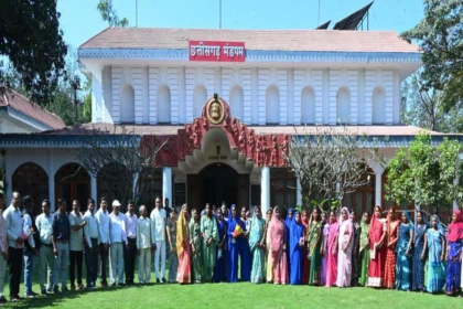 राज्यपाल के गोद ग्राम टेमरी के ग्रामीणों ने किया लोकभवन का भ्रमण