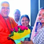 लक्ष्मी राजवाड़े ने निरंजनी पीठाधीश्वर स्वामी कैलाशानंद गिरी जी महाराज से लिया आशीर्वाद