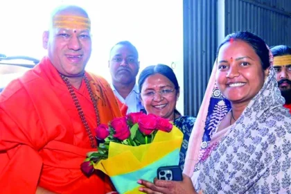 लक्ष्मी राजवाड़े ने निरंजनी पीठाधीश्वर स्वामी कैलाशानंद गिरी जी महाराज से लिया आशीर्वाद