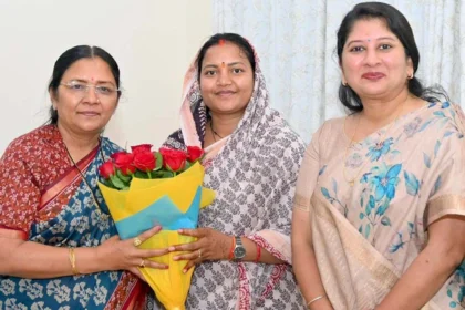 केंद्रीय महिला एवं बाल विकास राज्यमंत्री सावित्री ठाकुर से मंत्री लक्ष्मी राजवाड़े ने की सौजन्य भेंट