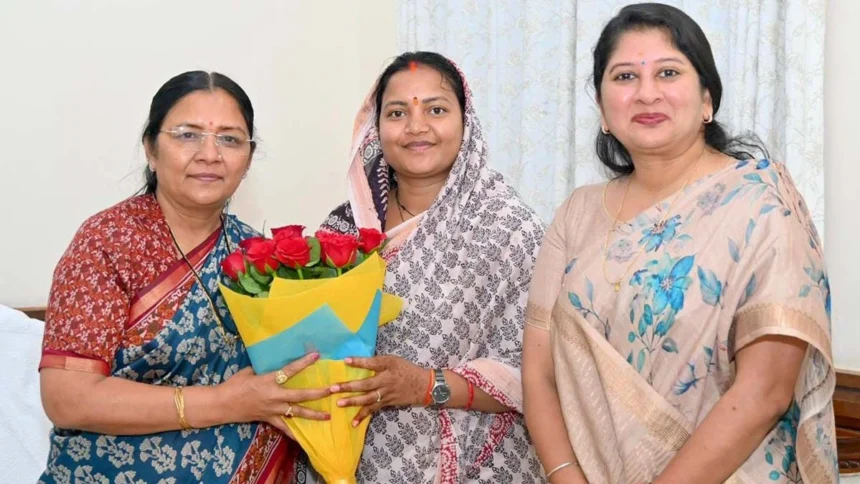 केंद्रीय महिला एवं बाल विकास राज्यमंत्री सावित्री ठाकुर से मंत्री लक्ष्मी राजवाड़े ने की सौजन्य भेंट