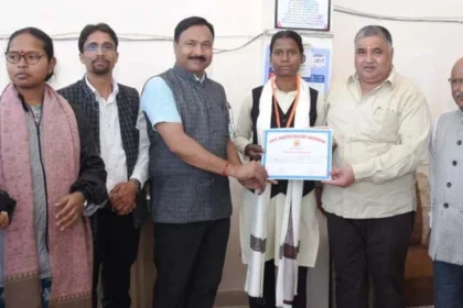 राजेश अग्रवाल ने हैमर थ्रो में राज्य स्तर पर तृतीय स्थान प्राप्त करने वाली छात्रा सुधा सिंह को किया सम्मानित