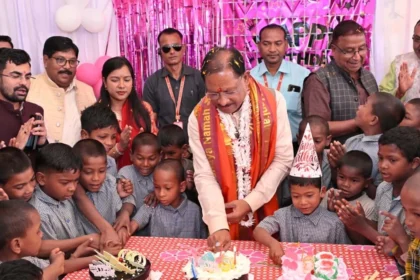 मुख्यमंत्री को अपने बीच पाकर खिल उठे बच्चों के चेहरे: जन्मदिन बना यादगार