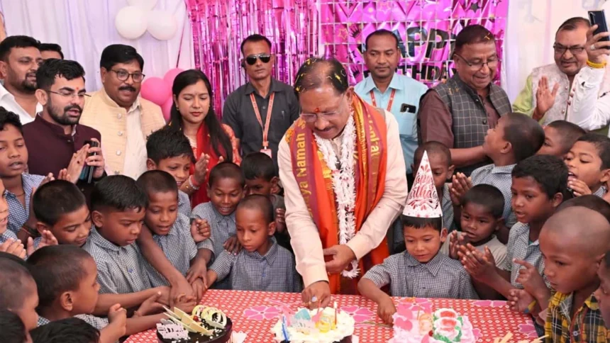 मुख्यमंत्री को अपने बीच पाकर खिल उठे बच्चों के चेहरे: जन्मदिन बना यादगार