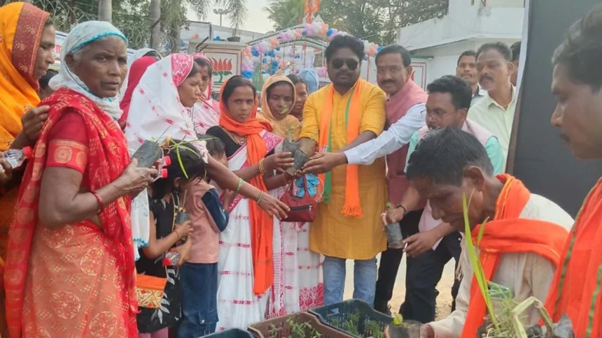 मुख्यमंत्री साय के जन्मदिवस पर पादप बोर्ड द्वारा 2100 औषधीय पौधों का वितरण