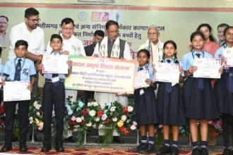 जगदलपुर के श्रमिक की बेटी डिंपल कश्यप अब संस्कार सिटी स्कूल में संवार रही अपना भविष्य