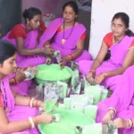 इस बार प्राकृतिक रंगों से रंगीन होगी होली : स्व सहायता समूह की महिलाएं कर रही है प्राकृतिक गुलाल का निर्माण