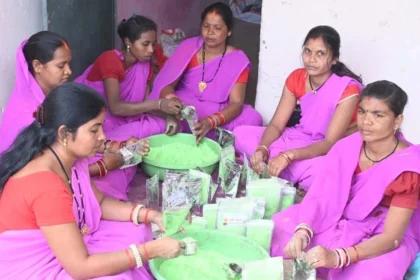 इस बार प्राकृतिक रंगों से रंगीन होगी होली : स्व सहायता समूह की महिलाएं कर रही है प्राकृतिक गुलाल का निर्माण