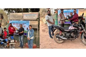 ग्रामीण समुदाय में सड़क सुरक्षा जागरूकता को बढ़ावा देने की पहल, अदाणी फाउंडेशन ने किया हेलमेट वितरण