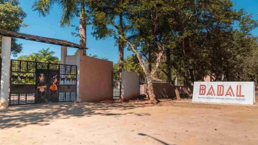 बस्तर की कला को नई ऊंचाई देने कलेक्टर आकाश छिकारा पहुंचे बादल एकेडमी, कलाकारों का बढ़ाया मनोबल