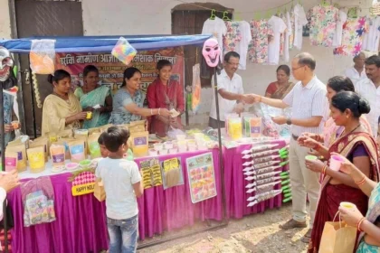 जगदलपुर कलेक्टोरेट में सजे स्व-सहायता समूहों के विशेष स्टॉल