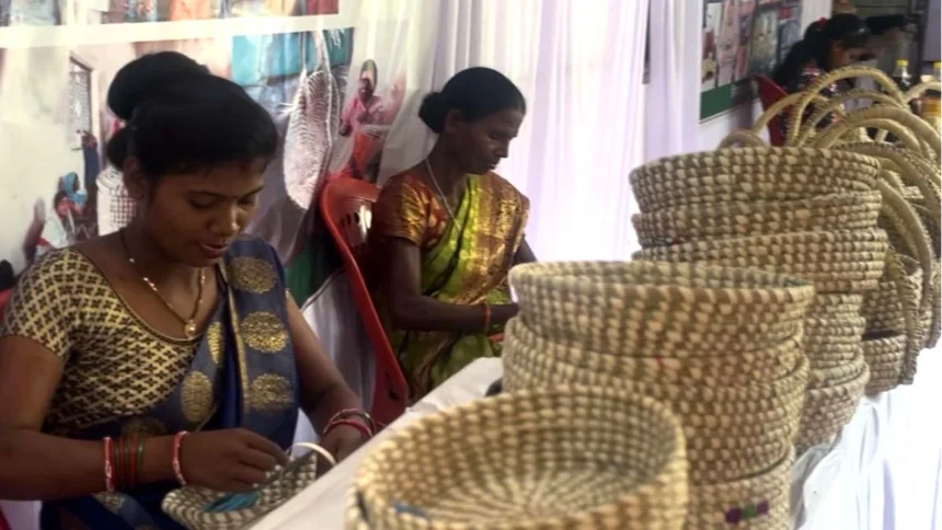 पारंपरिक हस्तशिल्प उत्पाद बना आजीविका का साधन