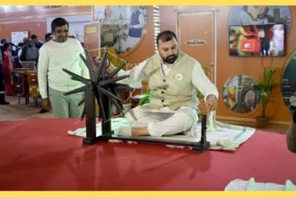 खादी वस्त्र ही नहीं, विचारधारा भी है- मनोज कुमार