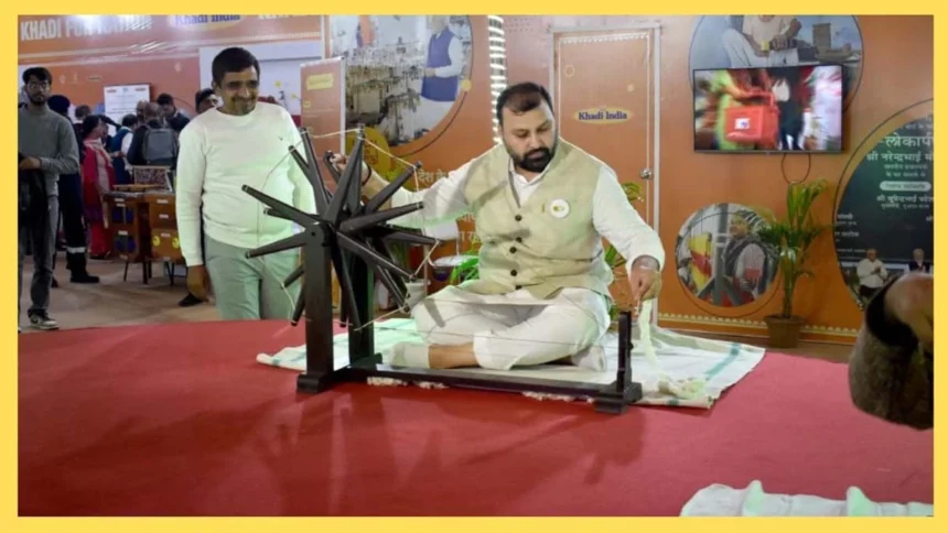 खादी वस्त्र ही नहीं, विचारधारा भी है- मनोज कुमार