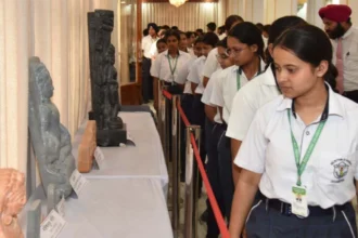 धमतरी के विद्यार्थियों ने किया लोकभवन का भ्रमण : राज्यपाल से की आत्मीय मुलाकात