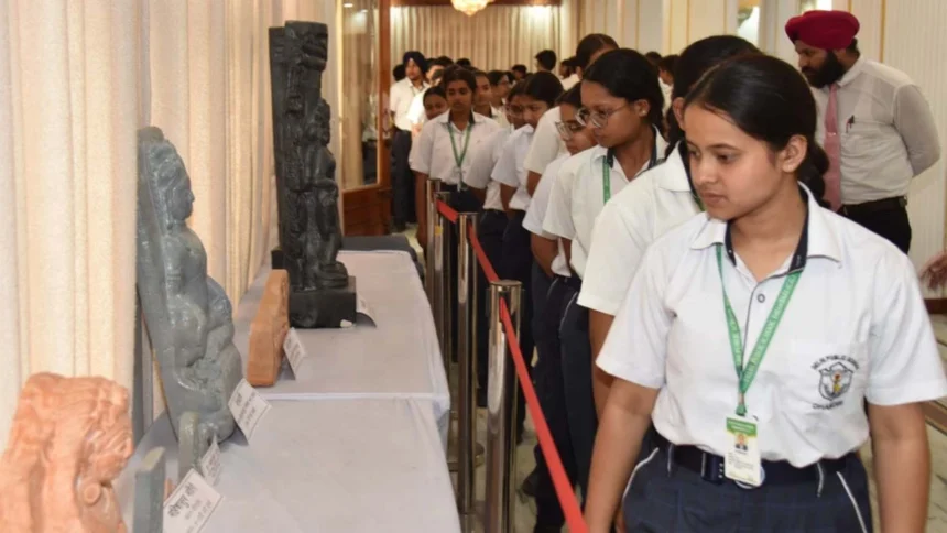 धमतरी के विद्यार्थियों ने किया लोकभवन का भ्रमण : राज्यपाल से की आत्मीय मुलाकात