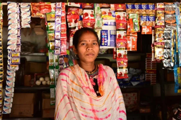 किराना दुकान से लगभग 25 हजार रुपये की कर रहीं हैं आय अर्जित