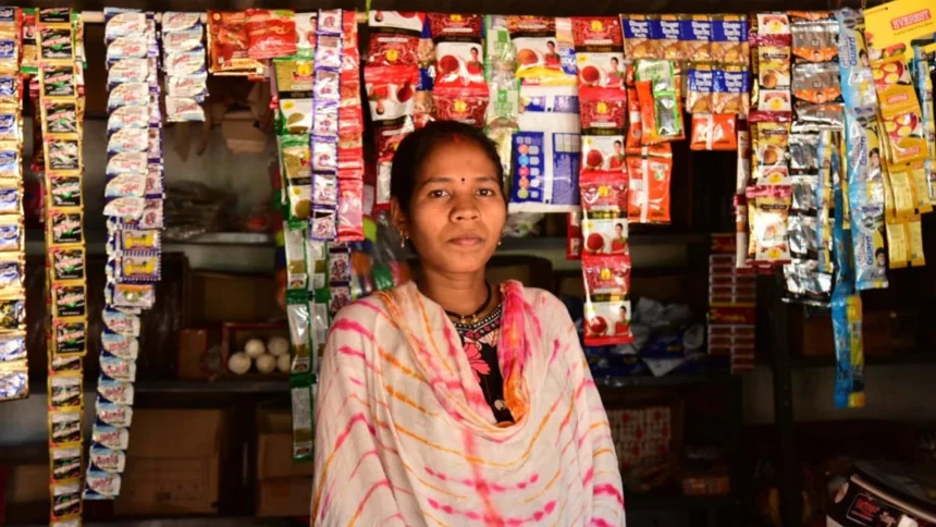 किराना दुकान से लगभग 25 हजार रुपये की कर रहीं हैं आय अर्जित