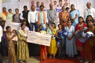 विकास की नींव रखने वाले हाथों का सम्मान