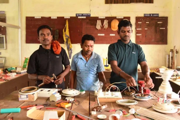 अब हथियार नहीं, हुनर से बदल रही पुनर्वासितों की जिंदगी : इलेक्ट्रीशियन ट्रेड में दिया जा रहा प्रशिक्षण