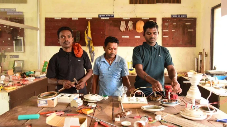 अब हथियार नहीं, हुनर से बदल रही पुनर्वासितों की जिंदगी : इलेक्ट्रीशियन ट्रेड में दिया जा रहा प्रशिक्षण