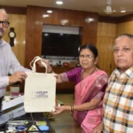 राज्यपाल श्री डेका से नो प्लास्टिक कैंपेन की ब्रांड एंबेसडर आप्टे ने की मुलाकात