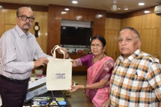 राज्यपाल श्री डेका से नो प्लास्टिक कैंपेन की ब्रांड एंबेसडर आप्टे ने की मुलाकात