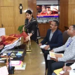 राज्यपाल ने कोसा वस्त्रों के नवाचार और बुनकरों के आर्थिक सशक्तिकरण पर दिया जोर