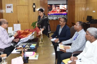 राज्यपाल ने कोसा वस्त्रों के नवाचार और बुनकरों के आर्थिक सशक्तिकरण पर दिया जोर