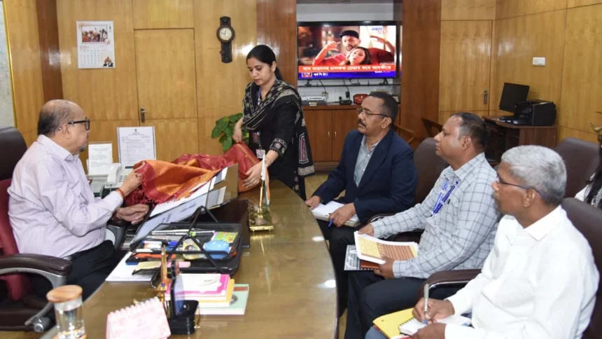 राज्यपाल ने कोसा वस्त्रों के नवाचार और बुनकरों के आर्थिक सशक्तिकरण पर दिया जोर